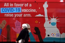 Thông điệp tiêm vaccine trên một phòng khám di động ở New York, Mỹ (Ảnh: Reuters)