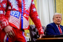 Tổng thống Mỹ Donald Trump, cùng với nghệ sĩ Kid Rock, phát biểu trong sự kiện ký sắc lệnh hành pháp tại Nhà Trắng vào ngày 31/3 tại Washington, DC. Ảnh: Getty.