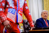 Tổng thống Mỹ Donald Trump, cùng với nghệ sĩ Kid Rock, phát biểu trong sự kiện ký sắc lệnh hành pháp tại Nhà Trắng vào ngày 31/3 tại Washington, DC. Ảnh: Getty.