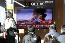 Người dân Hàn Quốc theo dõi diễn biến vụ tai nạn máy bay qua truyền hình. Ảnh: Getty.