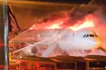 Lực lượng cứu hỏa đang dập tắt đám cháy bùng phát trên máy bay chở khách của Air Busan tại Sân bay quốc tế Gimhae ở Busan vào ngày 28/1. Ảnh: AFP.