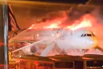 Lực lượng cứu hỏa đang dập tắt đám cháy bùng phát trên máy bay chở khách của Air Busan tại Sân bay quốc tế Gimhae ở Busan vào ngày 28/1. Ảnh: AFP.