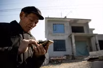 Các cộng đồng nông thôn trên khắp thế giới thường phải vật lộn với kết nối Internet tốc độ thấp. Ảnh: AFP.