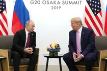 Tổng thống Mỹ Donald Trump gặp Tổng thống Nga Vladimir Putin tại Osaka, Nhật Bản vào ngày 28/6/2019. Ảnh: Getty.