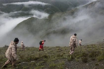 Các thành viên đội cứu hộ tìm kiếm khu vực gần nơi chiếc trực thăng chở Tổng thống Iran Ebrahim Raisi gặp nạn ở Varzaghan, tây bắc Iran, vào ngày 20/5 (Ảnh: AFP)