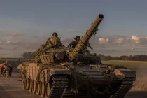 Binh sĩ Ukraine đang lái một chiếc xe tăng trên chiến trường (Ảnh: Getty)