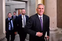 Chủ tịch Hạ viện Kevin McCarthy trên đường tới Hạ viện để tham gia cuộc bỏ phiếu dự luật trần nợ (Ảnh: Getty)