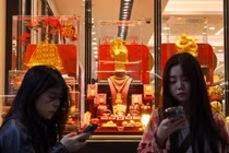 Các nhà phân tích cho biết giá vàng có thể vượt 4.000 USD/ounce vào giữa năm tới. Ảnh: SCMP.