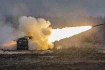 Lục quân Mỹ phóng tên lửa từ hệ thống HIMARS trong quá trình huấn luyện bắn đạn thật tại Khu huấn luyện Adazi (Ảnh: Getty)
