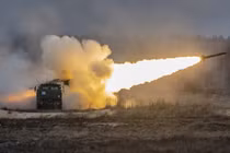 Lục quân Mỹ phóng tên lửa từ hệ thống HIMARS trong quá trình huấn luyện bắn đạn thật tại Khu huấn luyện Adazi (Ảnh: Getty)