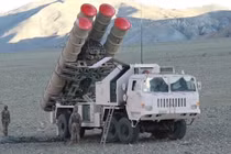 Hệ thống tên lửa đất đối không từ hệ thống phòng không HQ-9B của Trung Quốc. Ảnh: MW.