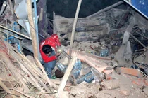 Một nhân viên cứu hộ đang làm việc sau trận động đất tại một địa điểm không xác định ở Afghanistan, trong hình ảnh phát hành ngày 3/11. Ảnh: Reuters.