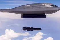 Máy bay ném bom tàng hình B-2 Spirit ném bom xuyên phá boong-ke trong một cuộc thử nghiệm. Ảnh: Getty.