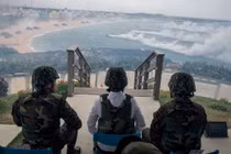 Lãnh đạo Đài Loan Thái Anh Văn quan sát một cuộc tập trận ở Bành Hồ (Ảnh: Reuters)