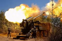 Một quân nhân thuộc Lữ đoàn Pháo binh Độc lập số 44 của Lực lượng Vũ trang Ukraine bắn pháo tự hành 2S22 Bohdana về phía quân đội Nga gần tiền tuyến, trong bối cảnh Nga tấn công Ukraine, tại khu vực Zaporizhzhia, Ukraine ngày 20/8. Ảnh: Reuters.