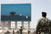 Một biển quảng cáo kỹ thuật số ở Sanaa, Yemen, tuần trước cho thấy cảnh Houthi tấn công một tàu chở hàng ở Biển Đỏ. Ảnh: WSJ.