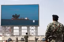 Một biển quảng cáo kỹ thuật số ở Sanaa, Yemen, tuần trước cho thấy cảnh Houthi tấn công một tàu chở hàng ở Biển Đỏ. Ảnh: WSJ.