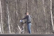 Hình ảnh cắt từ đoạn phim camera an ninh ghi lại (Ảnh: RT)