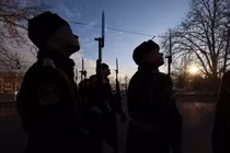 Các thành viên của Hạm đội Biển Đen thuộc Hải quân Nga ở Crimea vào tháng 2. Ảnh: WSJ.