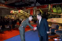 Lãnh đạo Triều Tiên Kim Jong-un tại triển lãm vũ khí tổ chức hôm 11/10 (Ảnh: KCNA)