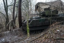 Mỹ cân nhắc việc đóng băng các chuyến hàng vũ khí cho Ukraine. Ảnh: Getty.