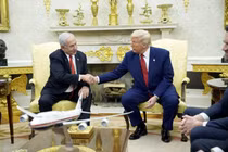 Tổng thống Mỹ Donald Trump và Thủ tướng Israel Benjamin Netanyahu trong cuộc gặp tại Phòng Bầu dục ở Nhà Trắng hôm 7/4. Ảnh: EPA.