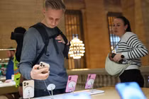 Apple phụ thuộc rất nhiều vào Trung Quốc để sản xuất sản phẩm iPhone đặc trưng của mình. Ảnh: Getty.