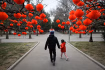 Nhiều cặp đôi trẻ tuổi ở Trung Quốc lựa chọn không có con (Ảnh: CNN)