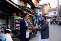 Người dân Kashmir chúc mừng nhau sau thông báo ngừng bắn giữa Ấn Độ và Pakistan, tại Srinagar, ngày 10/5, Ảnh: Reuters.