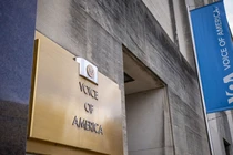 Chính quyền Tổng thống Mỹ Donald Trump bắt đầu kế hoạch sa thải ở Đài Tiếng nói Hoa Kỳ. Ảnh: AFP.