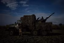 Một phái đoàn cấp cao của Ukraine đã bắt đầu chuyến thăm kéo dài nhiều ngày tới Washington để thảo luận về các thỏa thuận mua vũ khí của Mỹ được thiết kế để tấn công sâu vào bên trong nước Nga. Ảnh: NYTimes.