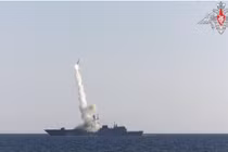 Tàu Gorshkov phóng thử nghiệm tên lửa Zircon trong năm 2021 (Ảnh: Sputnik)