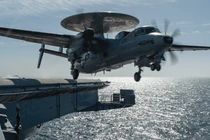 Một máy bay E-2C Hawkeye cất cánh từ tàu sân bay USS Nimitz (CVN 68) (Ảnh: AsiaTimes)