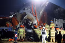 Các nhân viên cứu hộ làm việc tại hiện trường vụ tai nạn máy bay. Ảnh: Reuters.