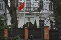 Một người phụ nữ đi ngang qua tòa nhà Đại sứ quán Trung Quốc tại Kiev vào ngày 8/4. Ảnh: AFP.