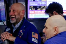 Các nhà giao dịch làm việc trên sàn giao dịch chứng khoán New York vào ngày 9/4. Ảnh: CNBC.