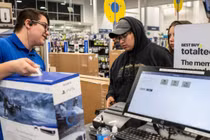 Người Mỹ mua sắm trong đợt giảm giá Black Friday ở Chicago. Chip cấp thấp được sử dụng trong mọi thứ, từ thiết bị điện tử tiêu dùng đến xe điện (Ảnh: Reuters)