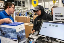 Người Mỹ mua sắm trong đợt giảm giá Black Friday ở Chicago. Chip cấp thấp được sử dụng trong mọi thứ, từ thiết bị điện tử tiêu dùng đến xe điện (Ảnh: Reuters)