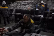 Nhân viên làm việc tại trung tâm điều khiển của nhà máy nhiệt điện bị hư hại do tên lửa Nga tấn công, ở địa điểm không được tiết lộ của Ukraine, ngày 28/11. Ảnh: Reuters.