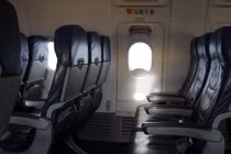 Tiếp viên hàng không thường xuyên nhắc nhở hành khách thắt dây an toàn khi ngồi và tìm lối thoát hiểm gần chỗ ngồi nhất (Ảnh: iStock)