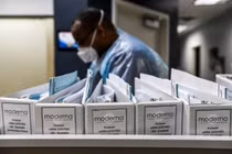 Dữ liệu đánh giá thử nghiệm vaccine của Moderna được lưu tại Trung tâm nghiên cứu Mỹ ở Hollywood, Florida (Ảnh: AFP)