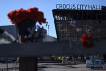 Hoa và đồ chơi được đặt bên lề đường trước Tòa thị chính Crocus, sau vụ tấn công khủng bố gần Moscow (Ảnh: Sputnik)