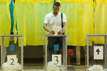 Một người đàn ông bỏ phiếu tại một điểm bầu cử trong cuộc bầu cử quốc hội Ukraine ở Kiev, ngày 21/7/2019. Ảnh: Getty.
