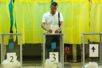 Một người đàn ông bỏ phiếu tại một điểm bầu cử trong cuộc bầu cử quốc hội Ukraine ở Kiev, ngày 21/7/2019. Ảnh: Getty.