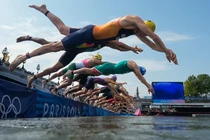 Các vận động viên thi đấu ba môn phối hợp trên sông Seine, Paris, Pháp (Ảnh: The Hill)