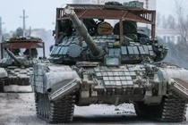 Xe tăng Nga di chuyển dọc thành phố Armyansk, phía Bắc bán đảo Crimea (Ảnh: CNN)