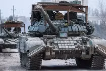 Xe tăng Nga di chuyển dọc thành phố Armyansk, phía Bắc bán đảo Crimea (Ảnh: CNN)