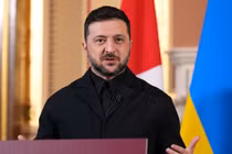 Tổng thống Ukraine Volodymyr Zelensky phát biểu với giới truyền thông sau cuộc họp của liên minh tự nguyện vào ngày 24/10. Ảnh: Getty.
