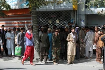 Người dân xếp hàng dài trong nhiều giờ để rút tiền tại một ngân hàng ở thủ đô Kabul (Ảnh: AP)
