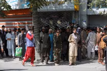 Người dân xếp hàng dài trong nhiều giờ để rút tiền tại một ngân hàng ở thủ đô Kabul (Ảnh: AP)